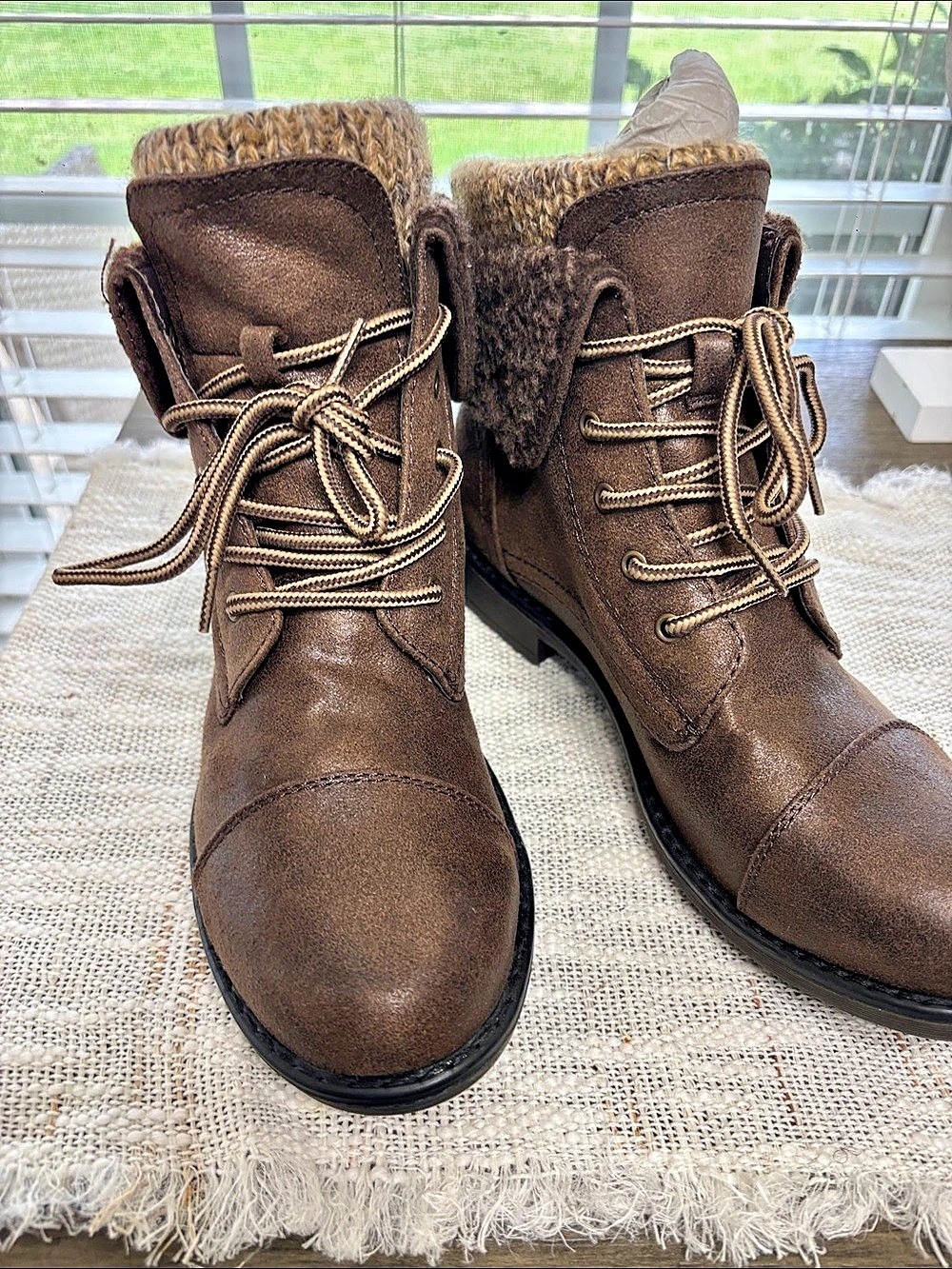 Cliffs by white mountain Women's Fur Cuff Lace-Up Boots in Brown Like New size 8